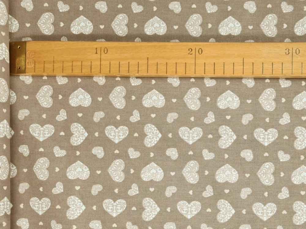 Bavlněné plátno - Srdíčka na světle hnědé