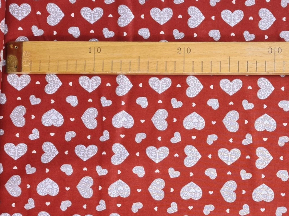 Bavlněné plátno - Srdíčka na tmavě červené