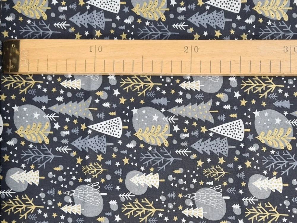 Bavlněné plátno - Vánoční stromečky na tmavě šedé (zlatotisk)