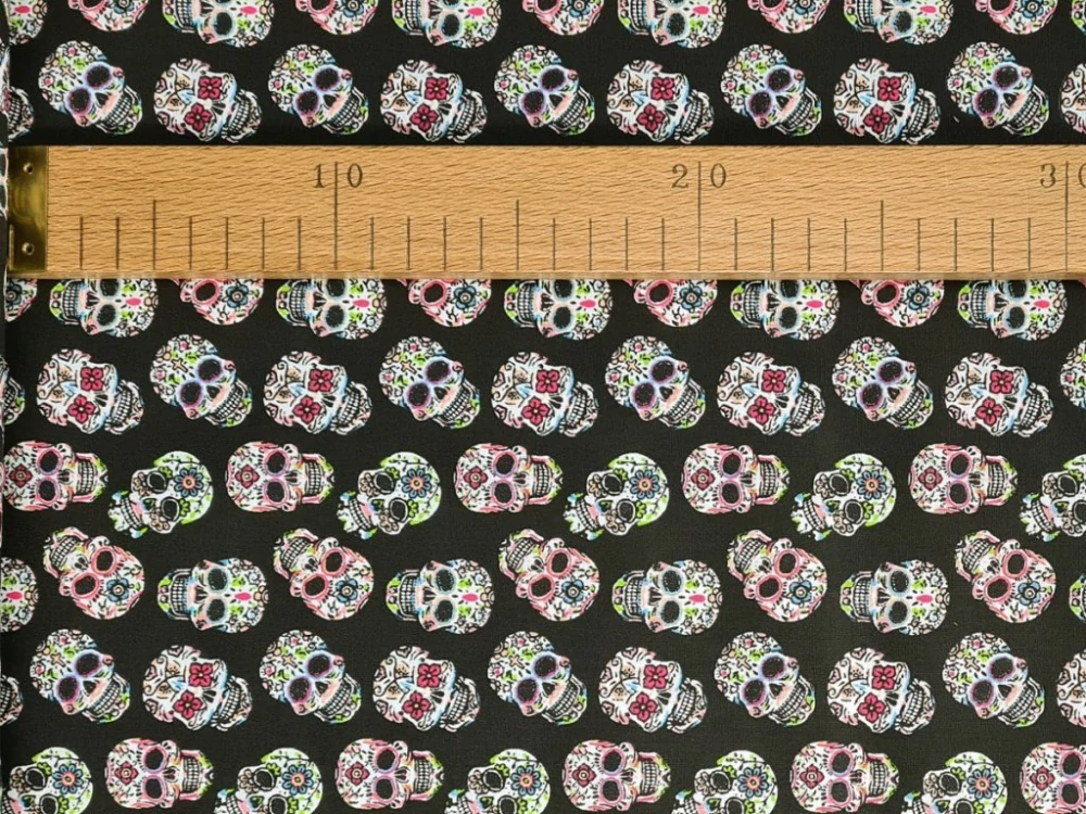 Bavlněné plátno - Květinové lebky na černé