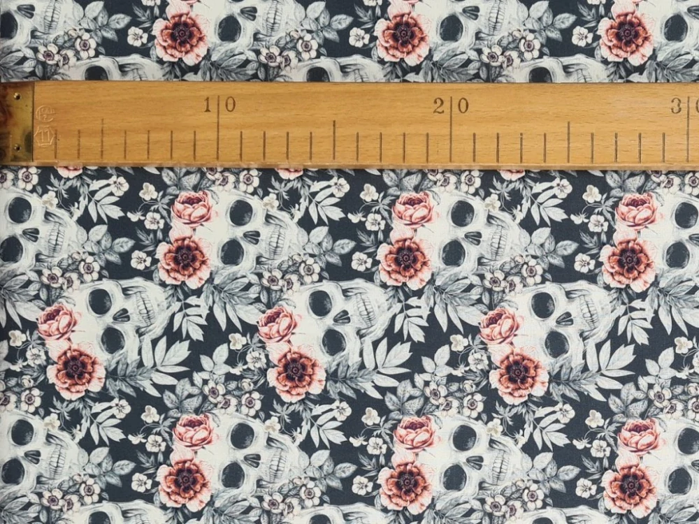 Bavlněné plátno - Lebky s květinami na tmavě šedé