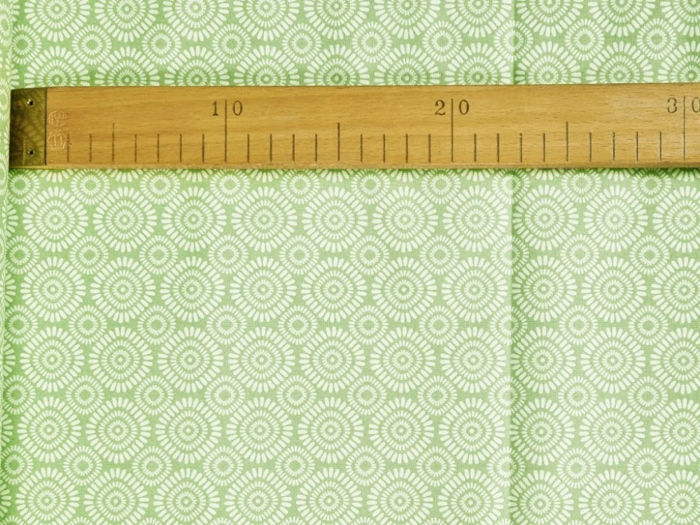 Bavlněné plátno - Ornamenty pastelově zelené na krémově bílé