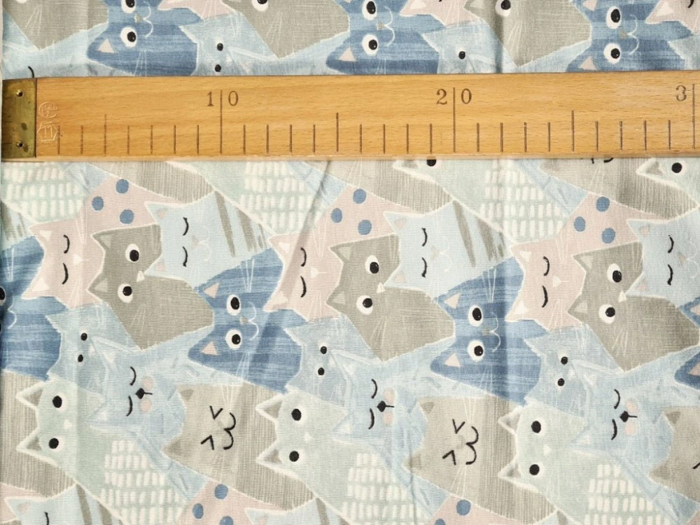 Jednolícní elastický úplet - Kočky v řadách modré