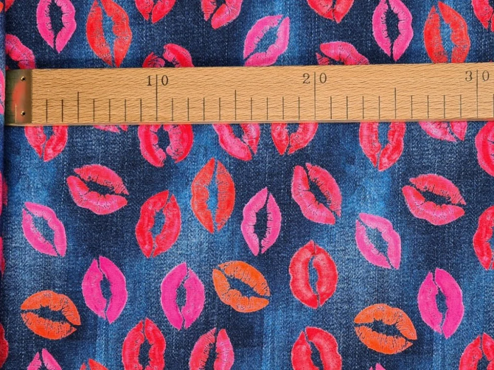 Jednolícní elastický úplet DIGI - Rty na džínově modré