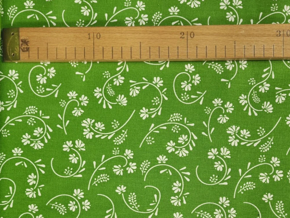 Bavlněné plátno - Bílé větvičky na zelené